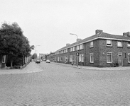 53019 Gezicht op het zuidwestelijke deel van de De Bazelstraat te Utrecht met de huizen nrs. 1-hoger, vanaf de kruising ...